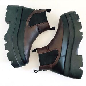 UGG Brisbane Chelsea Boots in Burnt Cedar